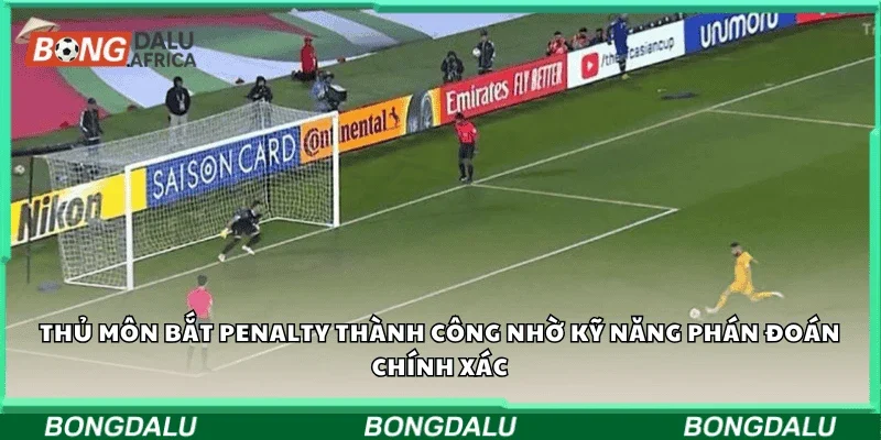 Thủ môn bắt penalty thành công nhờ kỹ năng phán đoán chính xác