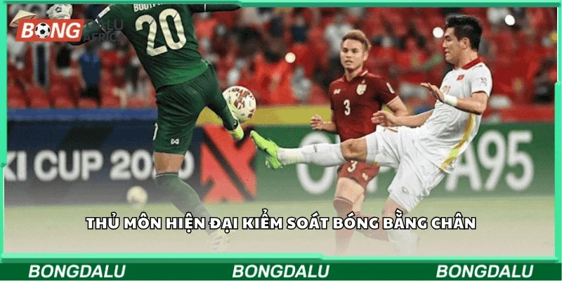 Thủ môn hiện đại kiểm soát bóng bằng chân 